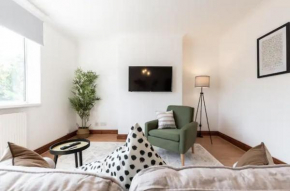 Metropolitan - 2 bed, private parking apartment, great commercial home from home stay!
